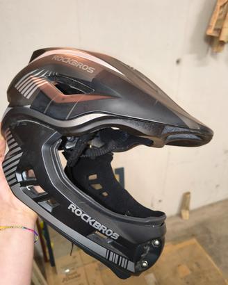 casco con mentoniera estraibile