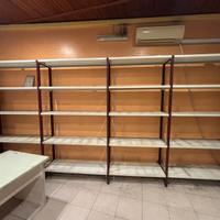 Scaffali e tavolo