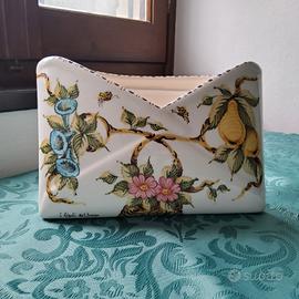 Portalettere in ceramica a forma di busta