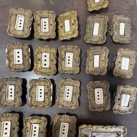 Placche ottone e interruttori in ceramica d'epoca