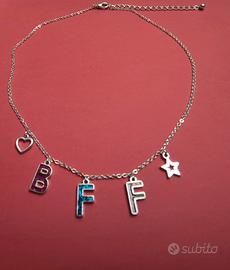 collana con ciondoli vari