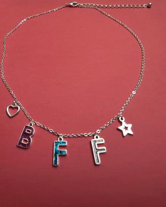 collana con ciondoli vari