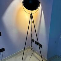 Lampada da terra a treppiede industriale nera
