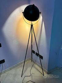 Lampada da terra a treppiede industriale nera
