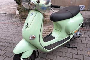 Vespa Piaggio 125 verde