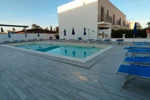 Appartamento con piscina e giardino