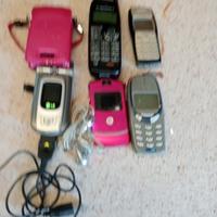 n. 5 telefonini con accessori vintage.