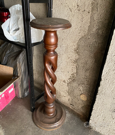 colonna portavaso in legno a  torciglione