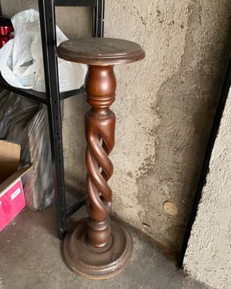colonna portavaso in legno a  torciglione
