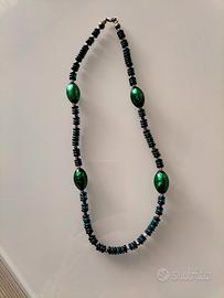 Collana artigianale con perle di colore verde e bl