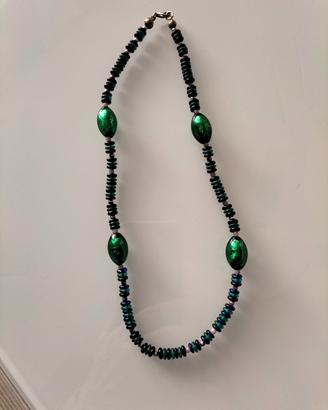 Collana artigianale con perle di colore verde e bl