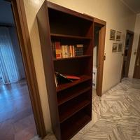 Libreria in legno scuro