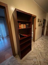 Libreria in legno scuro
