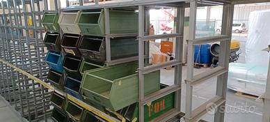 Cassette a bocca di lupo in ferro con scansie