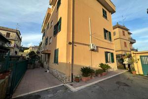 Appartamento di 91 m² con 3 locali e box auto a Ro