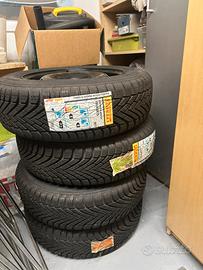 4 Cerchi in acciaio 15” gomm. invern. Pirelli