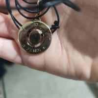 ciondolo fendi originale con laccio in caucciù 