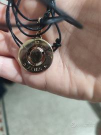 ciondolo fendi originale con laccio in caucciù 