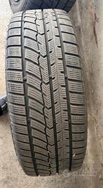 Cerchi auto completi di gomme e copri cerchi