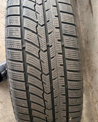 Cerchi auto completi di gomme e copri cerchi
