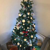 Albero di natale con luci e addobbi