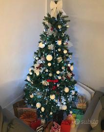 Albero di natale con luci e addobbi