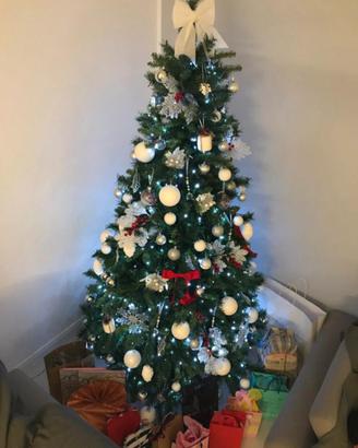 Albero di natale con luci e addobbi