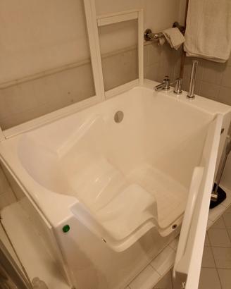 Vasca da bagno con sportello