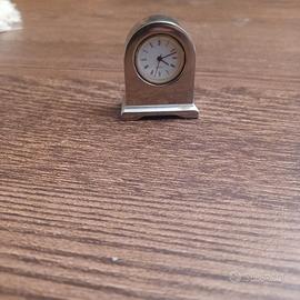 Piccolo orologio da tavolo al quarzo vintage
