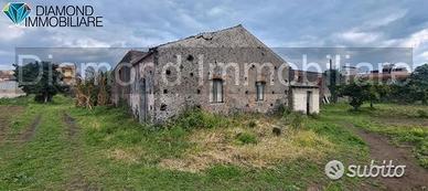 Terreno 15.000 mq con fabbricati a fiumefreddo
