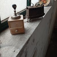 oggetti vintage ferro da stiro macinini lampada in