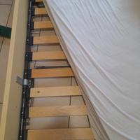 Doppio letto con materassi e reti in legno