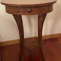 Tavolino in noce ovale in stile 1800