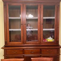 Credenza in arte povera con tavolo e sedie