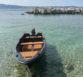 Barca a Motore