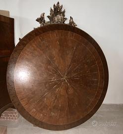 Tavolo rotondo con sedie e poltrone