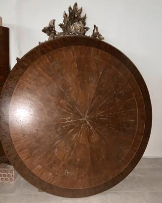 Tavolo rotondo con sedie e poltrone