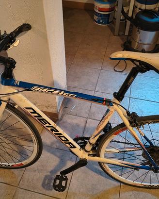 bici da corsa MERIDA con manubrio flat