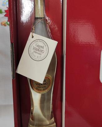 Bottiglia vintage grappa di verdicchio