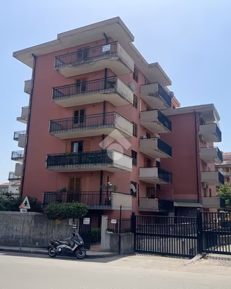 4 LOCALI A GIARRE