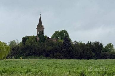 Palazzo / Stabile di 800 m² con più di 5 locali a 