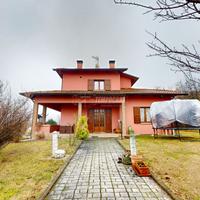 SPLENDIDA VILLA LIBERA SU 4 LATI CON AMPIO GIARDIN