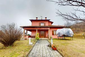 SPLENDIDA VILLA LIBERA SU 4 LATI CON AMPIO GIARDIN