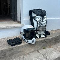 Zaino bublebee casco Bell e guanti Dainese