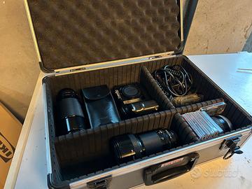 Valigetta con Canon T90 e obbiettivi