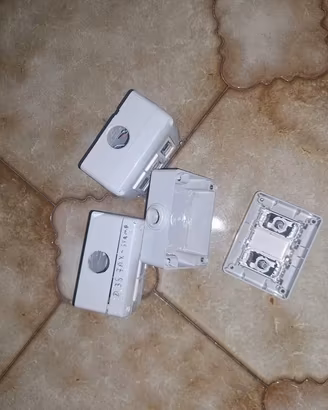 Lotto 3 cassette stagne da parete con prese rete R