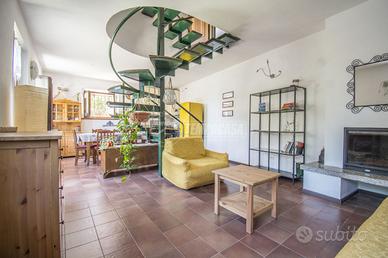 VILLA BIFAMIGLIARE CON GIARDINO PRIVATO E PISCINA