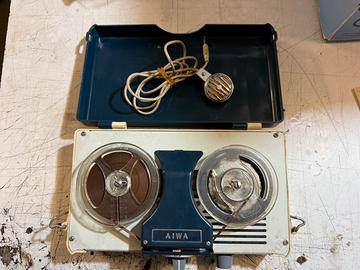 Piccolo registratore a bobine aiwa tp-30 anni60/70