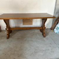 Tavolo pesante in legno massiccio