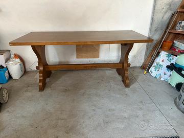 Tavolo pesante in legno massiccio